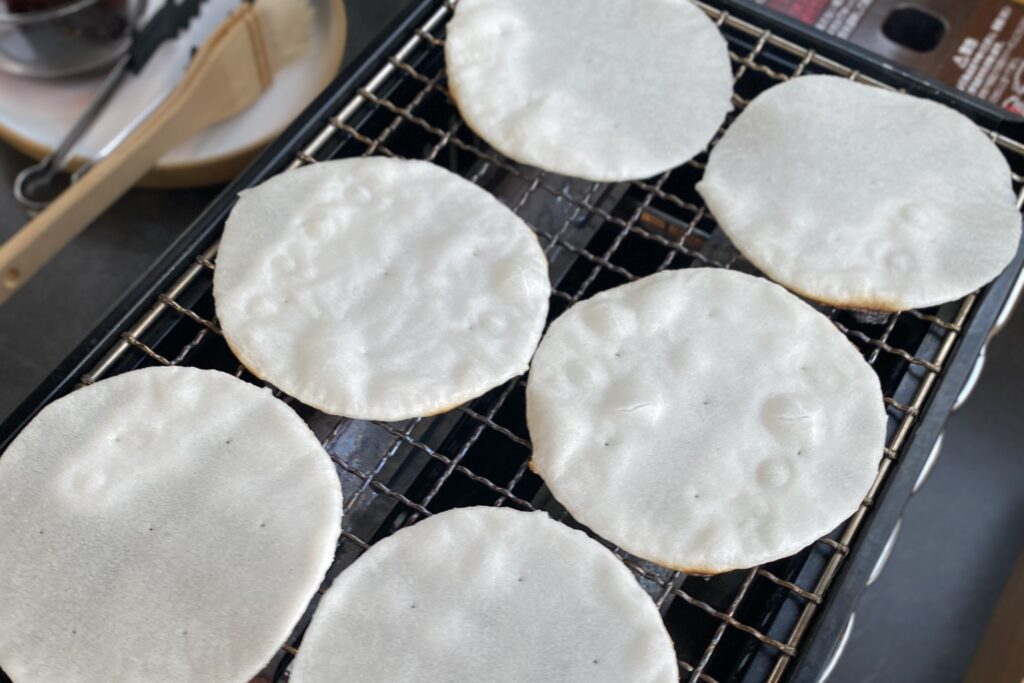 焼き始めたおせんべい