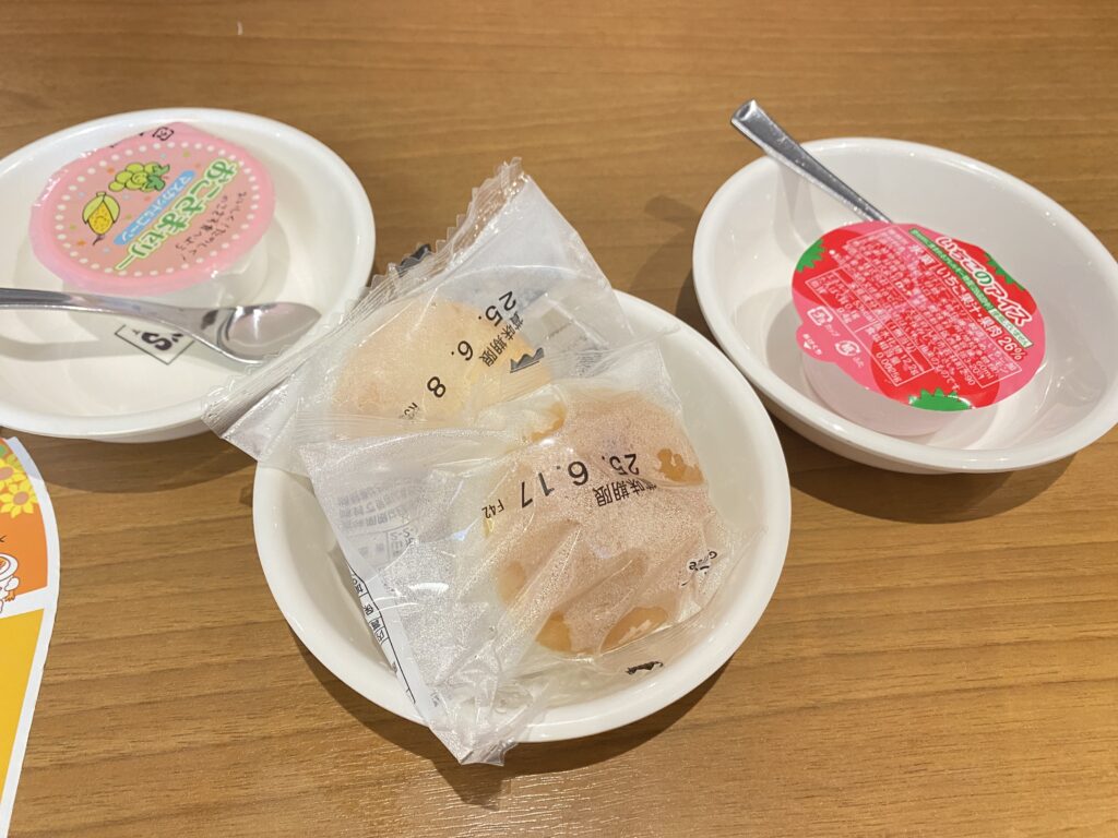 米粉パンとゼリーとアイス